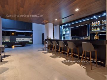 Casa de Lujo con Alberca y Mucho Jardín cerca Bugambilias Sur ZMG