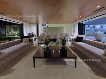 Casa de Lujo con Alberca y Mucho Jardín cerca Bugambilias Sur ZMG