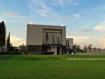 Casa de Lujo con Alberca y Mucho Jardín cerca Bugambilias Sur ZMG