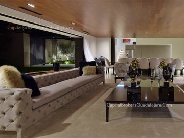 Casa de Lujo con Alberca y Mucho Jardín cerca Bugambilias Sur ZMG