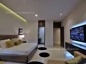 Casa de Lujo con Alberca y Mucho Jardín cerca Bugambilias Sur ZMG