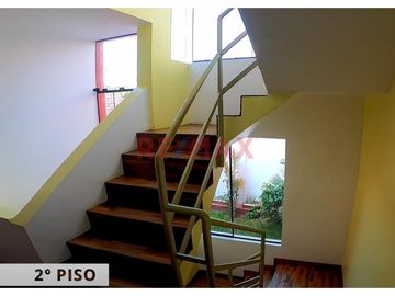 🏡 ¡OPORTUNIDAD ÚNICA EN NUEVO CHIMBOTE! 🌟

Descubre tu próximo hogar en la urbana y tranquila zona de Nuevo Chimbote. Esta espaciosa casa de 3 pisos
