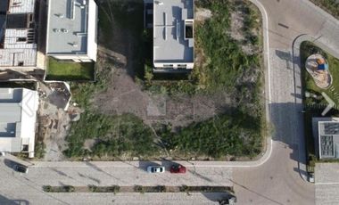 Terreno en venta en Lomas del Campanario Norte, condominio con Alberca.