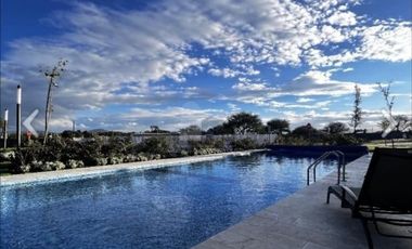 Terreno en venta en Lomas del Campanario Norte, condominio con Alberca.
