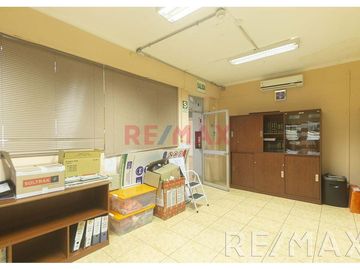 Local Comercial de 2,000 mt ubicado en la cuadra 24 de la Av. Venezuela

El Terreno ha funcionado como oficinas y almacenes de una prestigiosa empre