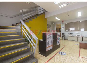 Local Comercial de 2,000 mt ubicado en la cuadra 24 de la Av. Venezuela

El Terreno ha funcionado como oficinas y almacenes de una prestigiosa empre