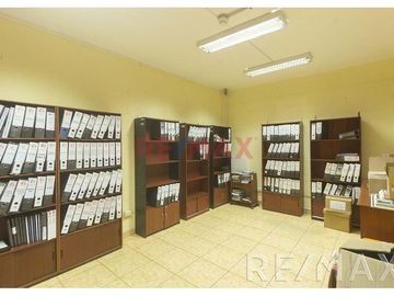 Local Comercial de 2,000 mt ubicado en la cuadra 24 de la Av. Venezuela

El Terreno ha funcionado como oficinas y almacenes de una prestigiosa empre