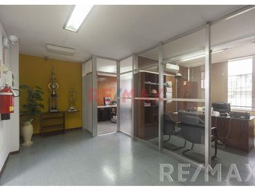 Local Comercial de 2,000 mt ubicado en la cuadra 24 de la Av. Venezuela

El Terreno ha funcionado como oficinas y almacenes de una prestigiosa empre