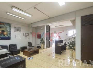 Local Comercial de 2,000 mt ubicado en la cuadra 24 de la Av. Venezuela

El Terreno ha funcionado como oficinas y almacenes de una prestigiosa empre
