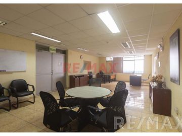 Local Comercial de 2,000 mt ubicado en la cuadra 24 de la Av. Venezuela

El Terreno ha funcionado como oficinas y almacenes de una prestigiosa empre