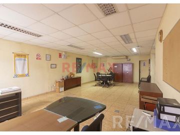 Local Comercial de 2,000 mt ubicado en la cuadra 24 de la Av. Venezuela

El Terreno ha funcionado como oficinas y almacenes de una prestigiosa empre