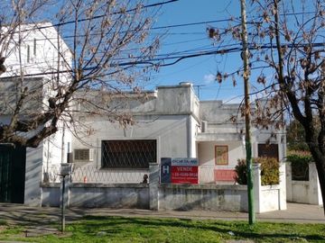 Casa en venta frente a la plaza de Villa Club