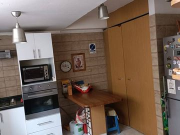 Se Vende casa con Local Comercial en plena avenida Angamos, sector sur.