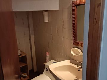 Se Vende casa con Local Comercial en plena avenida Angamos, sector sur.