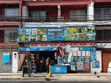 Se Vende casa con Local Comercial en plena avenida Angamos, sector sur.