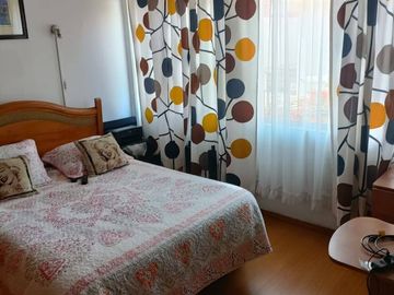 Se Vende casa con Local Comercial en plena avenida Angamos, sector sur.