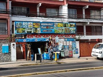 Se Vende casa con Local Comercial en plena avenida Angamos, sector sur.