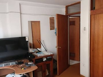 Se Vende casa con Local Comercial en plena avenida Angamos, sector sur.