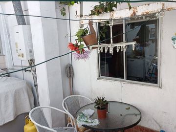 Se Vende casa con Local Comercial en plena avenida Angamos, sector sur.