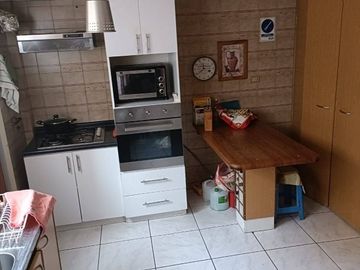 Se Vende casa con Local Comercial en plena avenida Angamos, sector sur.