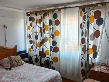 Se Vende casa con Local Comercial en plena avenida Angamos, sector sur.