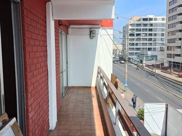 Se Vende casa con Local Comercial en plena avenida Angamos, sector sur.
