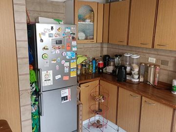Se Vende casa con Local Comercial en plena avenida Angamos, sector sur.