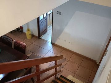 Se Vende casa con Local Comercial en plena avenida Angamos, sector sur.