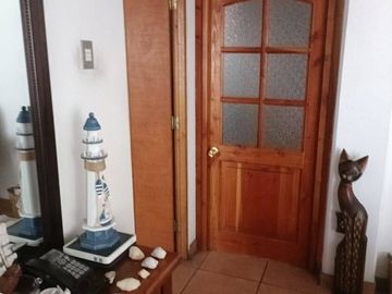 Se Vende casa con Local Comercial en plena avenida Angamos, sector sur.