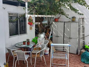 Se Vende casa con Local Comercial en plena avenida Angamos, sector sur.