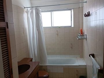 Se Vende casa con Local Comercial en plena avenida Angamos, sector sur.