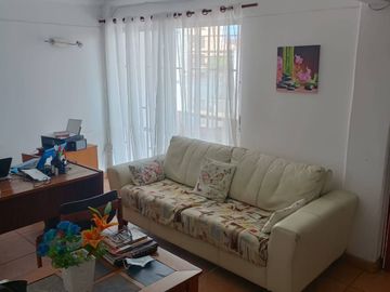 Se Vende casa con Local Comercial en plena avenida Angamos, sector sur.