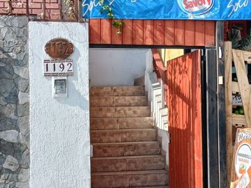 Se Vende casa con Local Comercial en plena avenida Angamos, sector sur.