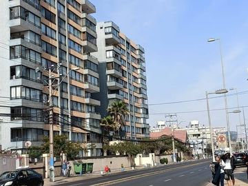 Se Vende casa con Local Comercial en plena avenida Angamos, sector sur.