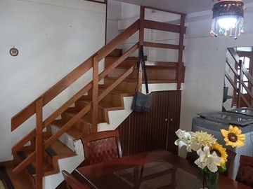 Se Vende casa con Local Comercial en plena avenida Angamos, sector sur.