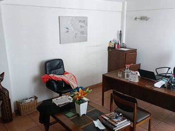Se Vende casa con Local Comercial en plena avenida Angamos, sector sur.