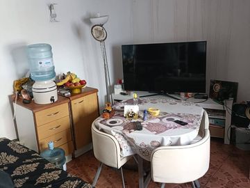 Se Vende casa con Local Comercial en plena avenida Angamos, sector sur.