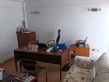 Se Vende casa con Local Comercial en plena avenida Angamos, sector sur.