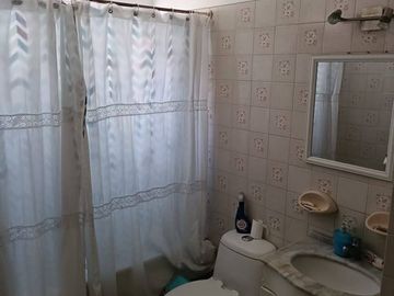 Se Vende casa con Local Comercial en plena avenida Angamos, sector sur.