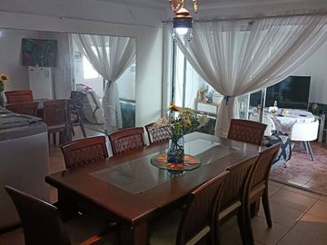 Se Vende casa con Local Comercial en plena avenida Angamos, sector sur.