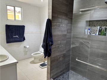 Se VENDE Casa Unifamiliar en PH Crystal Spring - Condado del Rey