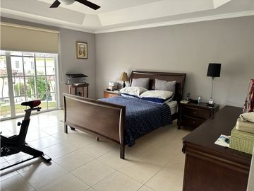 Se VENDE Casa Unifamiliar en PH Crystal Spring - Condado del Rey