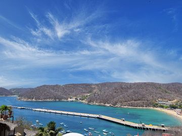 Pintoresca Casa en Venta Frente al Mar con Acceso a la Playa - Huatulco