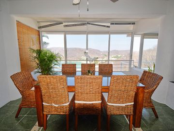Pintoresca Casa en Venta Frente al Mar con Acceso a la Playa - Huatulco