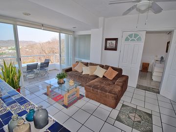 Pintoresca Casa en Venta Frente al Mar con Acceso a la Playa - Huatulco