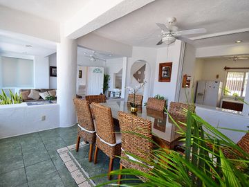 Pintoresca Casa en Venta Frente al Mar con Acceso a la Playa - Huatulco