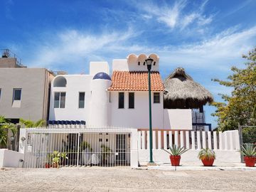 Pintoresca Casa en Venta Frente al Mar con Acceso a la Playa - Huatulco