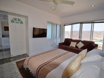 Pintoresca Casa en Venta Frente al Mar con Acceso a la Playa - Huatulco