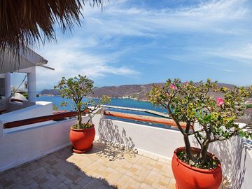 Pintoresca Casa en Venta Frente al Mar con Acceso a la Playa - Huatulco