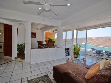 Pintoresca Casa en Venta Frente al Mar con Acceso a la Playa - Huatulco